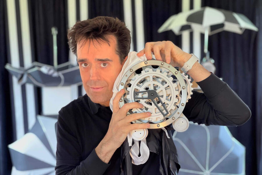 Monsieur Fred et son spectacle TacticOptik émerveillant le public avec son décor, entièrement en noir et blanc, lors de la semaine bleue en octobre pour les seniors en Picardie.