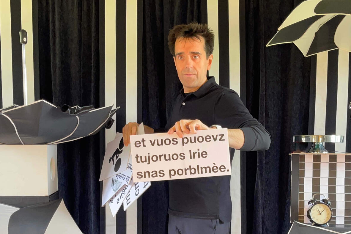 Monsieur Fred présente un spectacle interactif de magie de Noël et d’illusions d’optique, avec un décor adapté pour enfants et familles