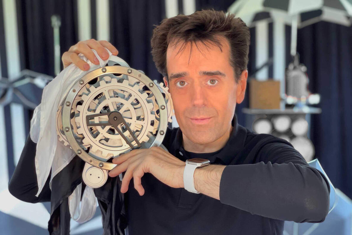 Scène de spectacle : Monsieur Fred réalise des tours de magie et illusions d’optique dans un décor étonnant et immersif pendant les vacances de Noël pour un centre de loisirs