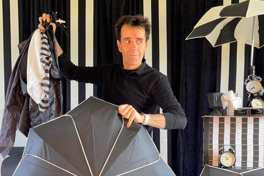 TacticOptik Monsieur Fred, pendant son spectacle où il parle de magie et d'illusion d'optique sur une musique moderne, avant-gardiste et synchronisée avec ses numéros dans le Pas-de-Calais pour un festival d'art visuel.