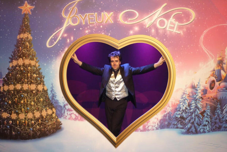 Animation close-up magie : tour de cartes présenté à une table lors d’un événement familial pendant un repas de Noël.