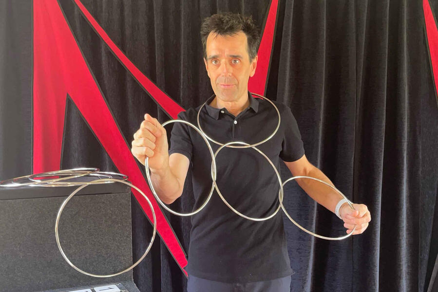 Monsieur Fred, pendant son spectacle où il parle de magie et de capsules temporelles sur une musique moderne, avant-gardiste et synchronisée avec ses numéros dans le Pas-de-Calais pour un festival d'art visuel.