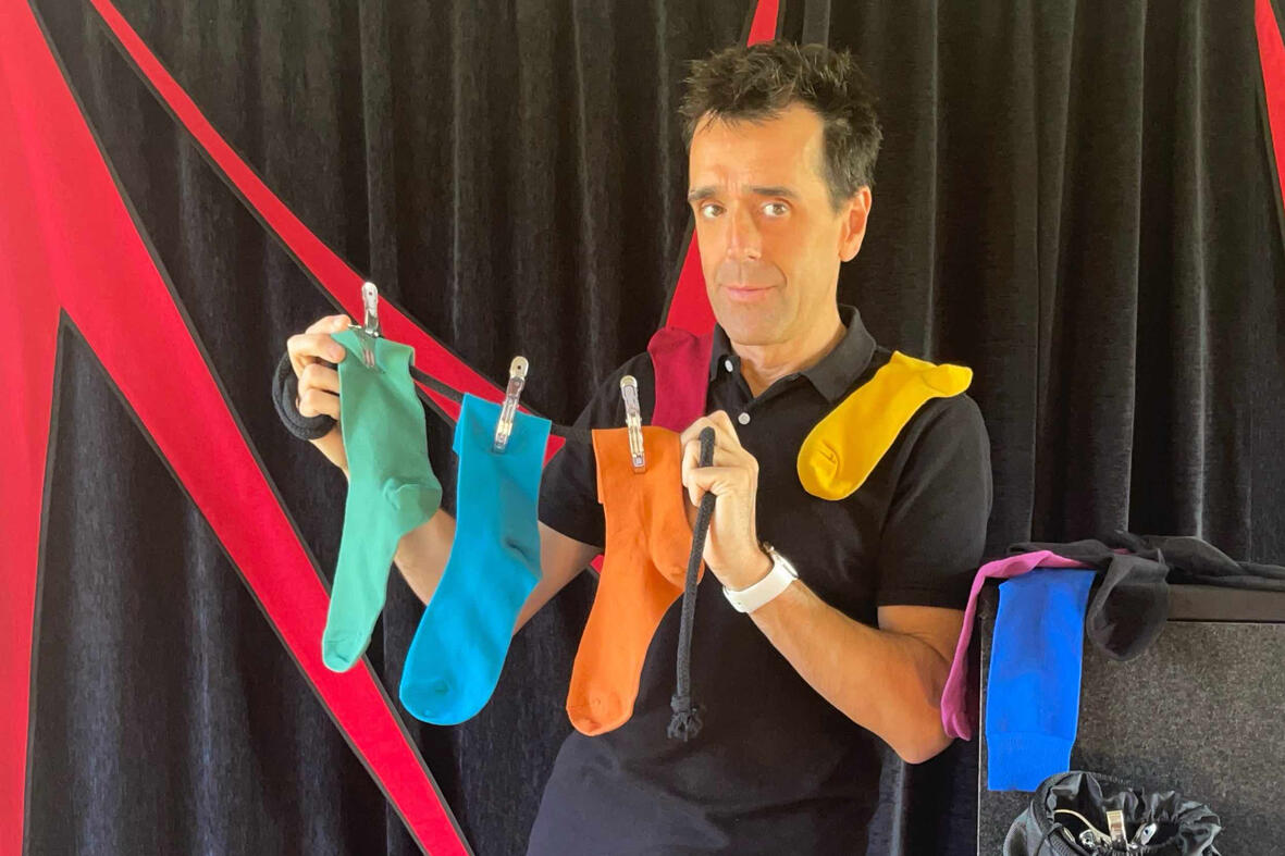 C'est magique ! Monsieur Fred réalise une prédiction mentaliste avec des cartes et un album à timbres lors d’un spectacle interactif pour enfants et familles lors d'un arbre de Noël