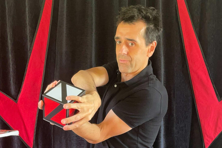 Pour les fêtes de fin d'année, Monsieur Fred et son spectacle TacticOptik sur le thème des illusions d'optique, des sens, de la vue, du regard pour un festival lors d'une rencontre dans une médiathèque en Normandie.