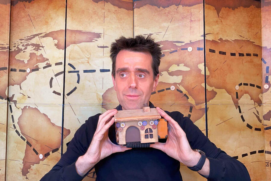 Spectacle Risque-Tout Monsieur Fred et Risque-Tout se tiennent devant une carte géante et partet à l'aventure avec les enfants pendant une fêtes de noël dans l'Oise