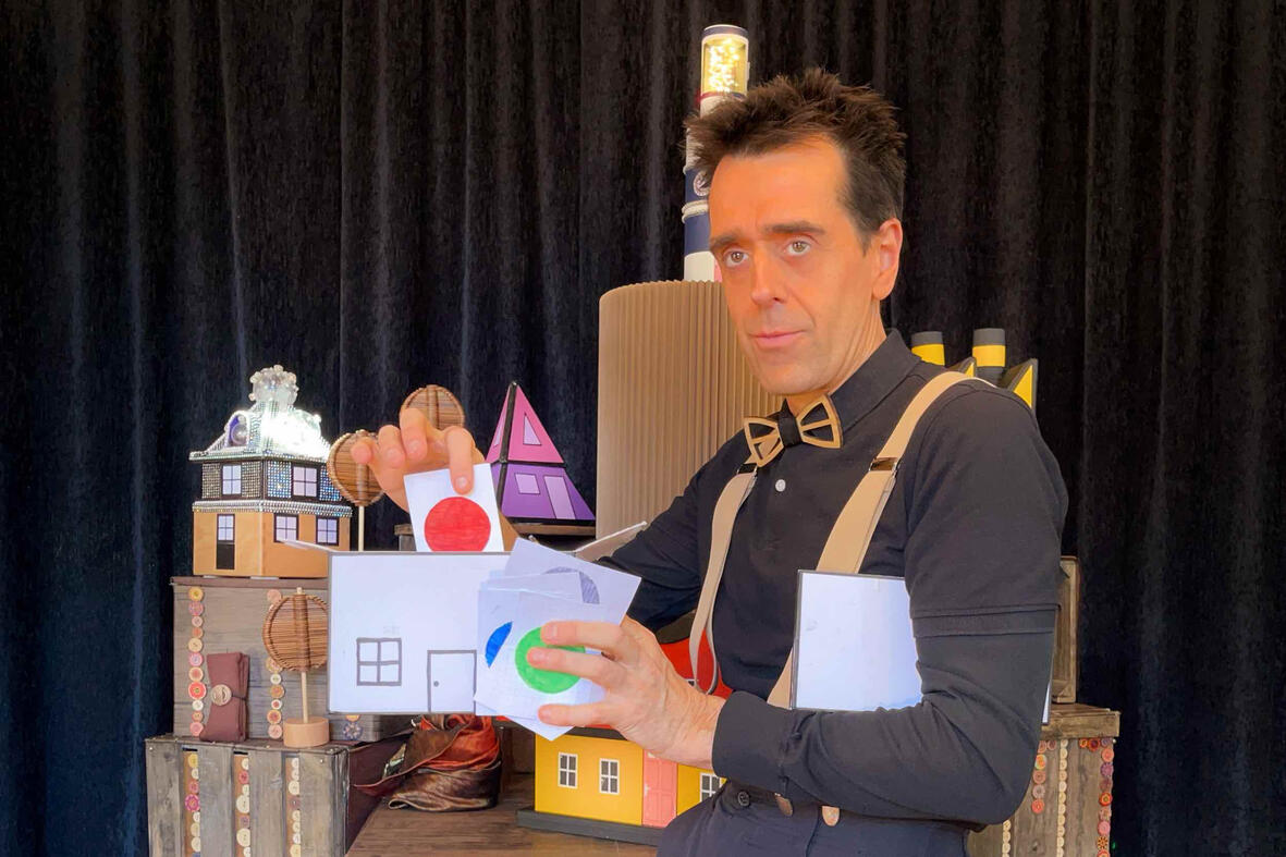 Risque-Tout Représentation de Monsieur Fred dans un décor imaginaire, entouré du village et de la maison Risque-Tout, lors d’un spectacle plein de surprises pour enfants jusqu’à 8 ans lors des manifestations de Noël en collectivités.