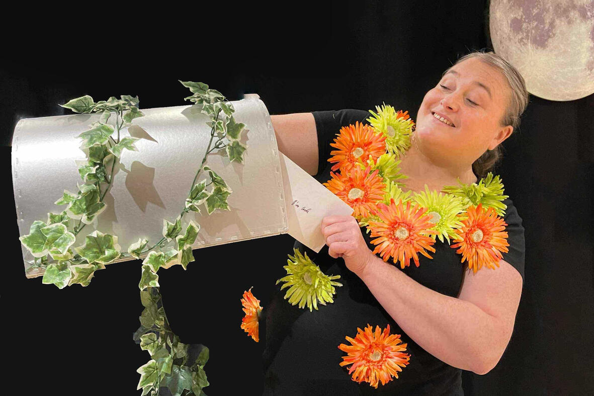 Spectacle j'me cache ! Photo d’Aurore, comédienne conteuse, animant ses histoires avec ses personnages et accessoires de spectacle devant les enfants pendant les événements festifs de Noël.
