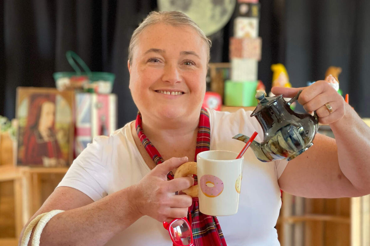 Lisbeth Mac Matick Aurore la conteuse sur scène, dans un décor de spectacle inspiré des enquêtes et du mystère en cette période festive de Noël.