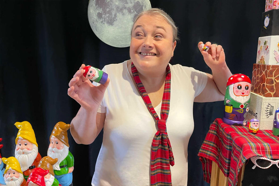 Aurore la comédienne conteuse joue une scène d’enquête dans un décor scénique mystérieux pendant les semaines précédant Noël.