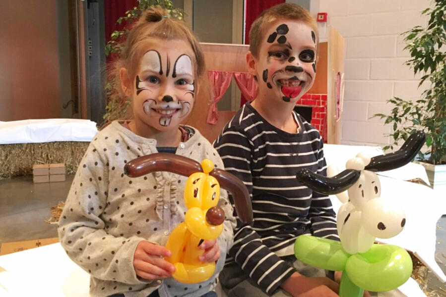 Animation sculpture de ballons Sculpture de ballons : interaction entre le magicien et le public lors d’une animation festive le soir d'un réveillon.