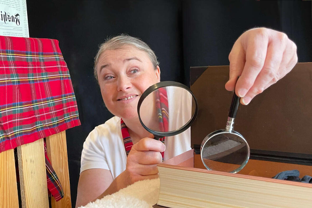 Lisbeth Mac Matick Photo d’Aurore en pleine représentation, entourée de son décor de spectacle façon agent secret au moment des réjouissances hivernales.