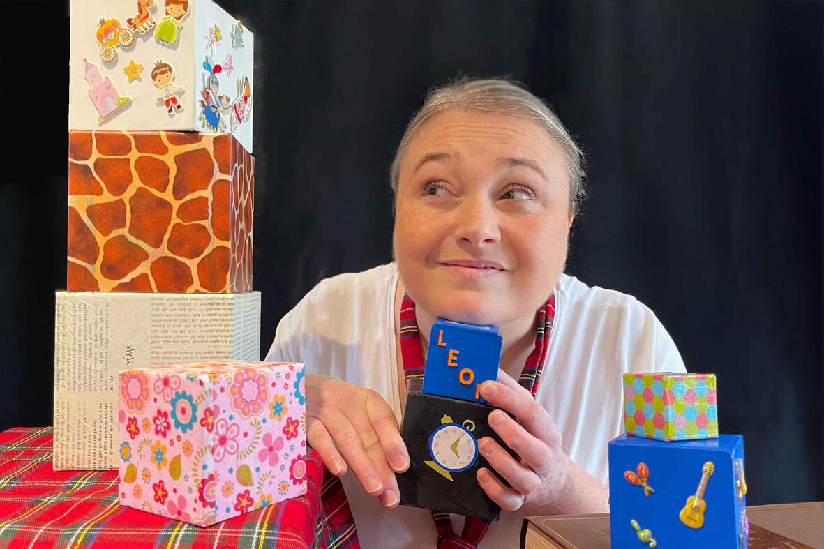 Lisbeth Mac Matick Décor de spectacle : Aurore incarne une enquêtrice, entourée d’accessoires de détective à l’occasion des fêtes scolaires de décembre.
