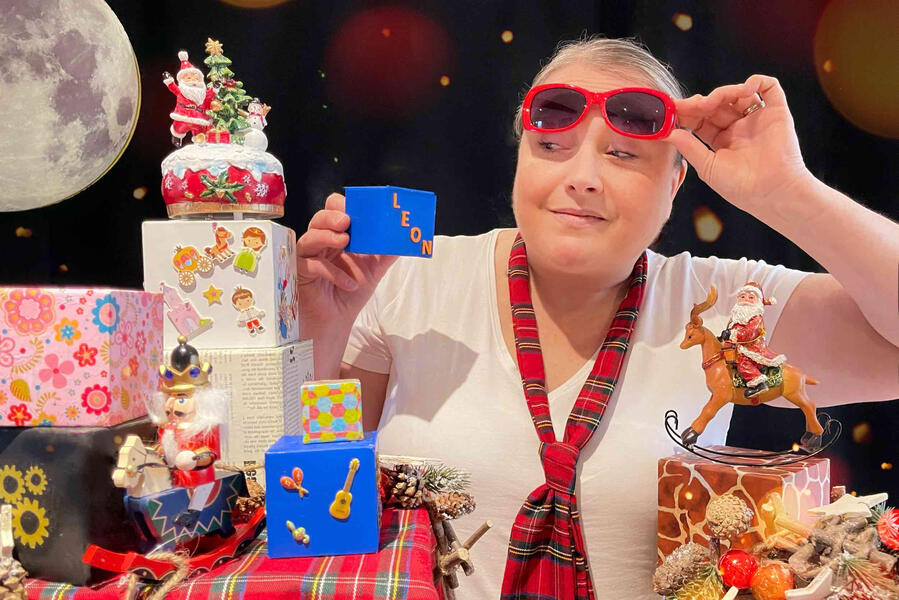 Animation sculpture de ballons Sculpture de ballons : interaction entre le magicien et le public lors d’une animation festive le soir d'un réveillon.