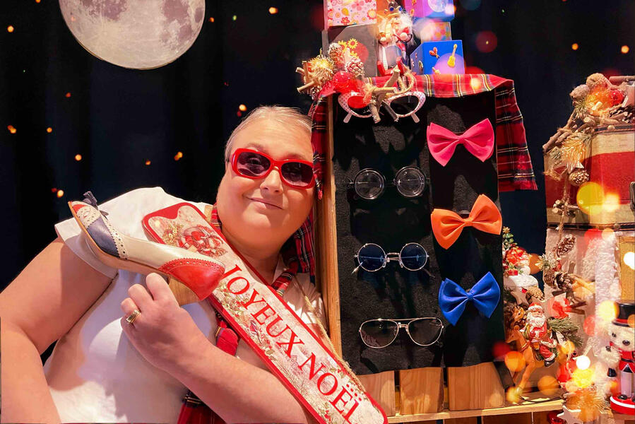 Animation sculpture de ballons Animation de sculpture de ballons : spectateurs émerveillés autour du magicien pendant un événement de Noël.