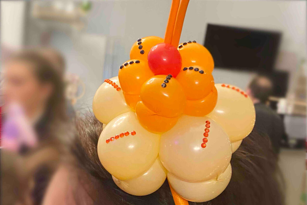 Ensemble de sculptures sur ballons multicolores réalisées pour une animation tout public pour les fêtes de Noël en milieu scolaire.