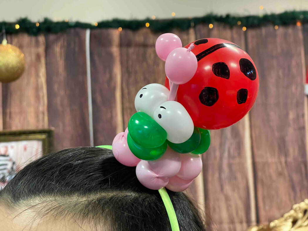 Créations originales en ballons torsadés présentées lors d’une fête familiale pour les fêtes de Noël en milieu scolaire.