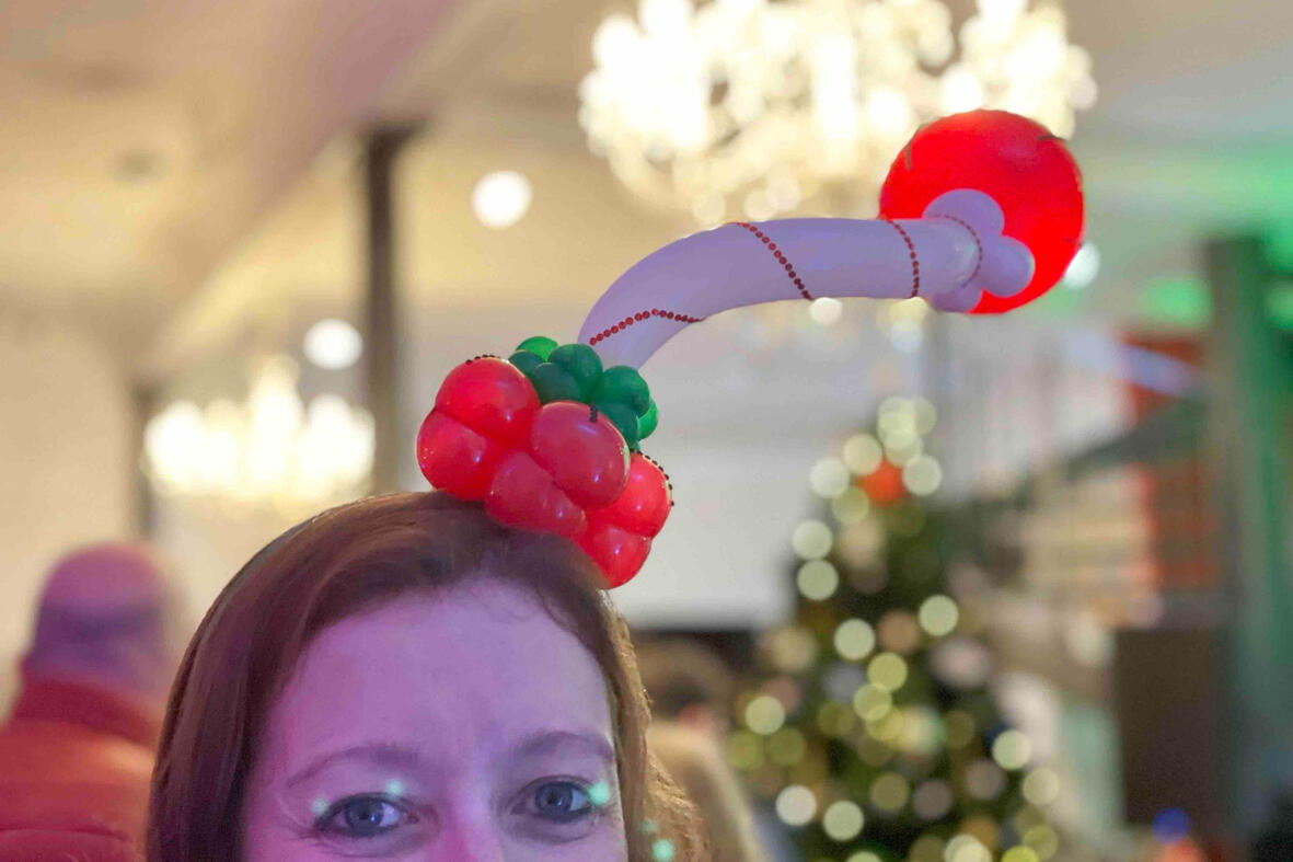 Modèles variés de sculptures sur ballons lors d’un atelier créatif pour enfants en temps de festivités familiales de fin d’année.