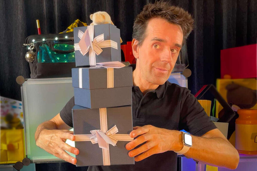 Zouick, Fouick, Touick ! Monsieur Fred, pendant son spectacle où il parle d'émotion pour les enfants d'une médiathèque dans l'Aisne