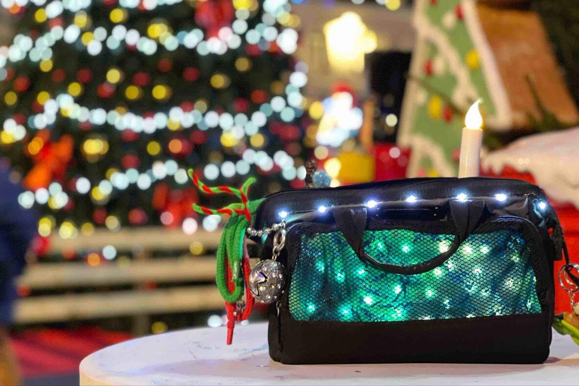 Animation de magie en close-up : spectateurs émerveillés autour du magicien pendant un événement de Noël.