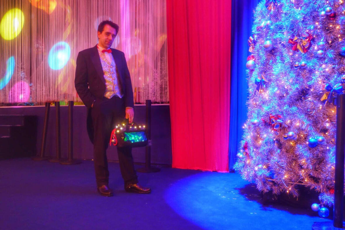 Animation magie de close-up Close-up magie : interaction entre le magicien et le public lors d’une animation festive le soir d'un réveillon.