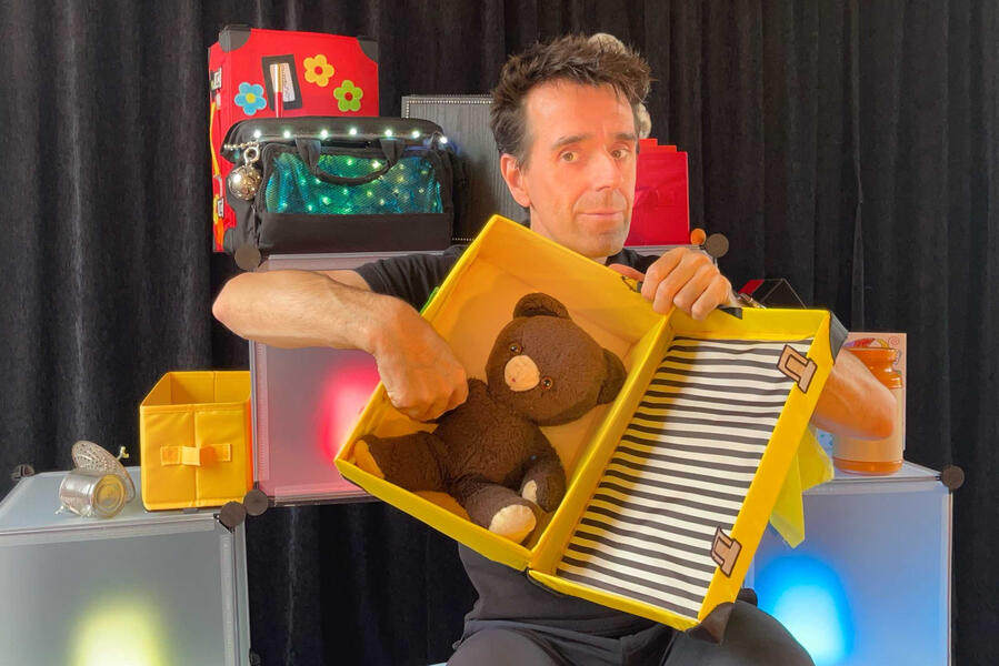 Zouick, Fouick, Touick ! Pour les fêtes de fin d'année, Monsieur Fred et son spectacle Zouick, Fouick, Touick ! Raconte des histoires incroyables qui font prier les yeux des enfants pour les fêtes de mairie et d'entreprise