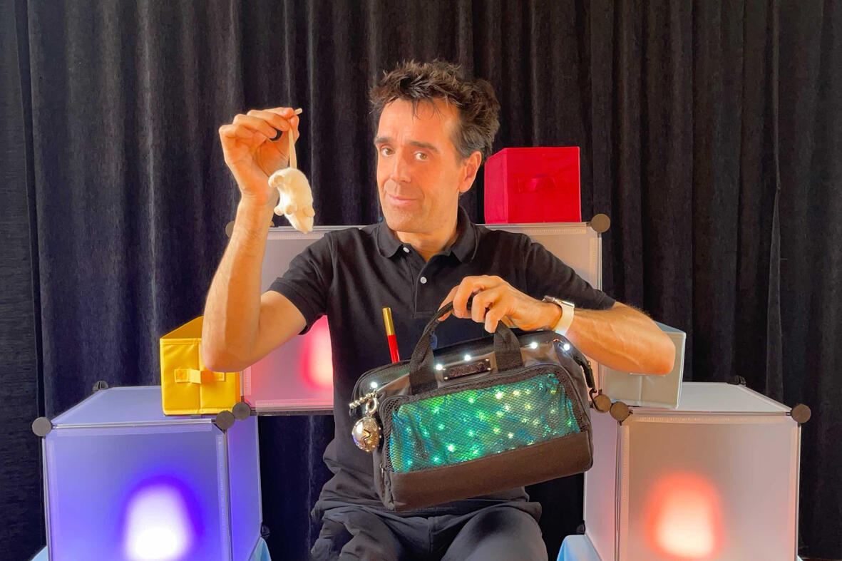 Monsieur Fred en spectacle, illustrant l’univers imaginaire et les surprises de “Zouick, fouick, touick” pour un public d’enfants pendant la période enchantée des fêtes.