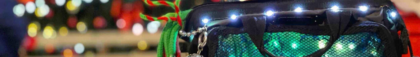 Spectacles arbres de Noël - Magie, spectacles, enfants Pour mairies, centres de loisirs, médiathèques/bibliothèques, écoles, comités des fêtes, communautés de communes, seniors/CCAS, entreprises. Monsieur Fred et Aurore la comédienne sur scène captivant enfants et familles avec des numéros de magie et d’animation interactifs dans les hauts-de-france et normandie