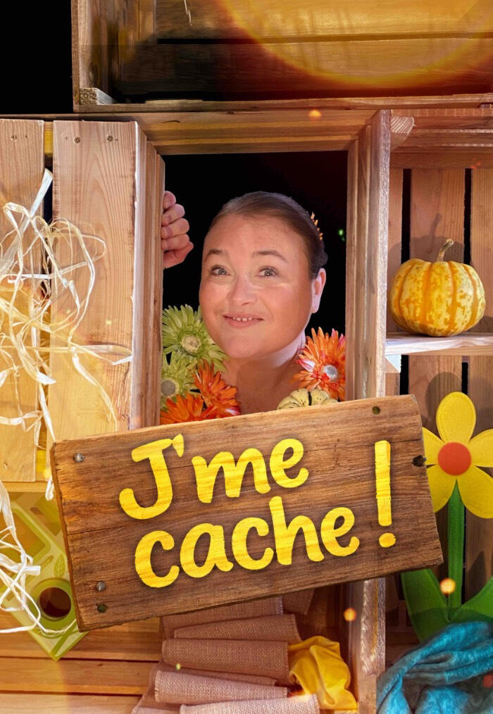 Spectacle j'me cache ! Affiche du spectacle, je me cache avec sa décoration, tout en bois ses fleurs et ses légumes de saison.
