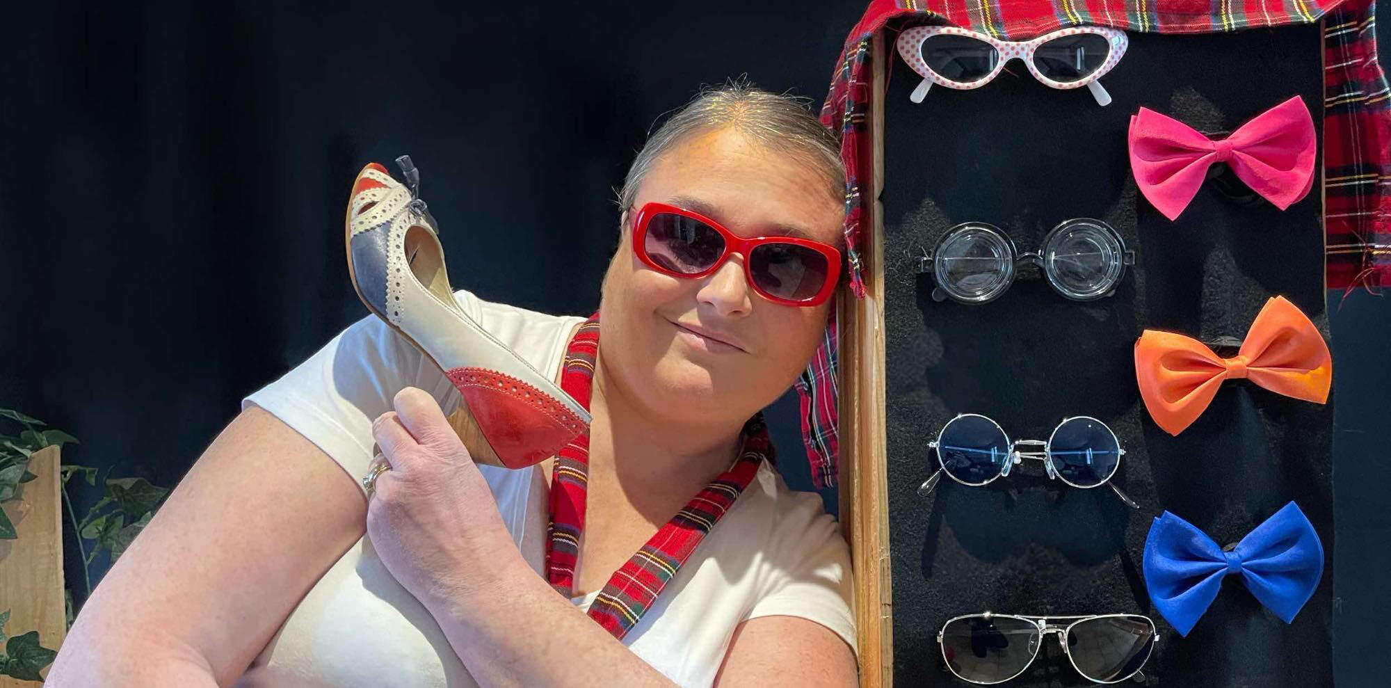 Lisbeth Mac Matick Aurore, comédienne, interprète une héroïne de roman policier dans son décor de spectacle dans la magie de la saison de Noël.