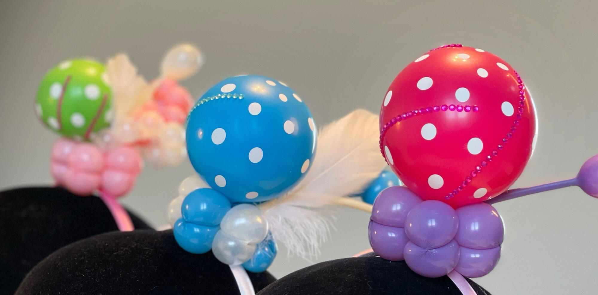 Sculpture sur ballons Différents modèles de ballons sculptés exposés pendant un événement festif à l’approche des vacances de Noël.