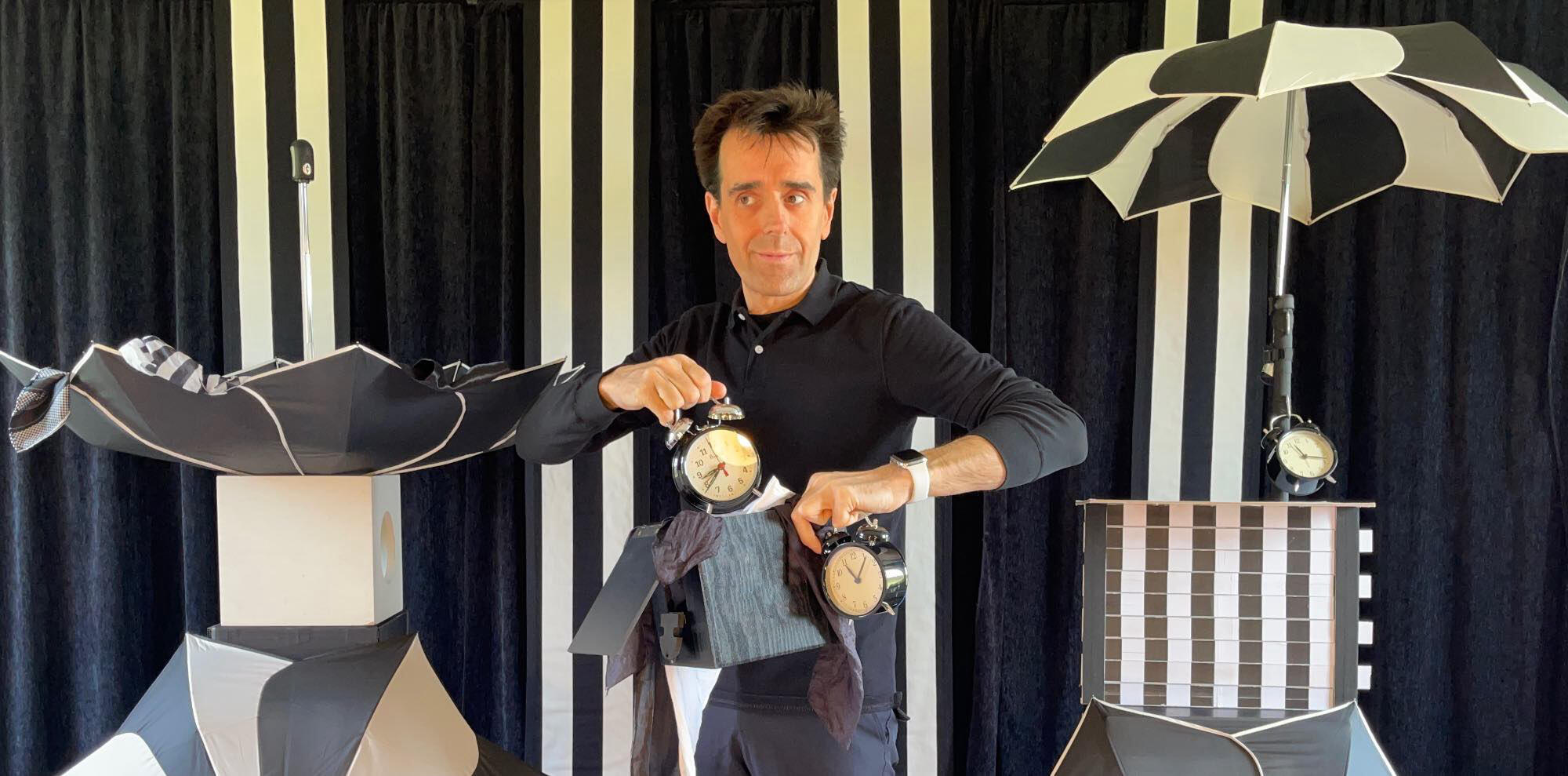 TacticOptik Monsieur Fred sur scène, captivant le public avec ses tours de magie et illusions d’optique, dans un décor original et surprenant à l’approche des fêtes de Noël