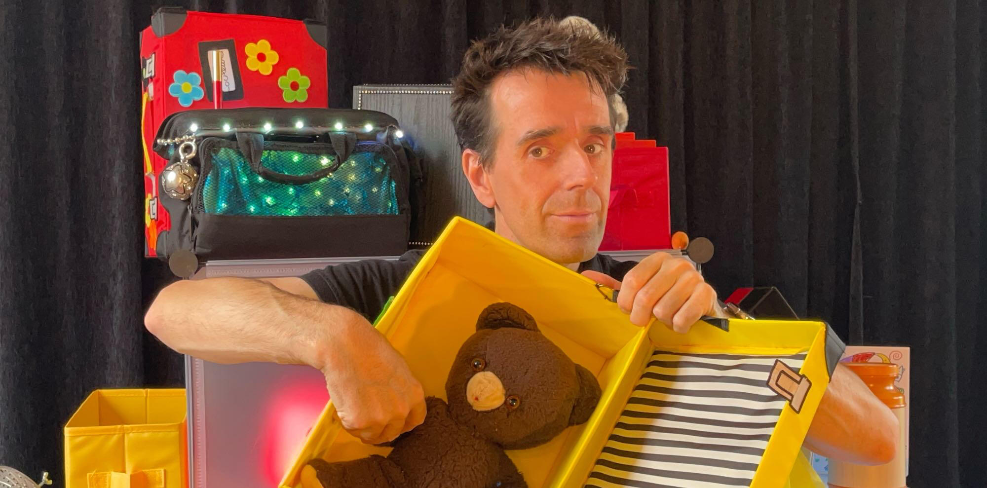 Zouick, fouick, Touick Image de Monsieur Fred sur scène, partageant souvenirs et magie dans son décor féerique pour le spectacle jeune public “Zouick, fouick, touick” au moment des rassemblements de Noël.